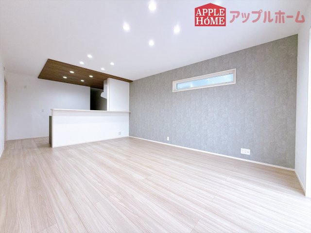 [新築住宅] 坂戸市片柳 3期 全3区画の居間・リビング|広々リビング×対面キッチンで家族の会話も弾みます♪家族団らんの秘訣は間取りにあり☆夢のマイホームを一緒に叶えましょう！