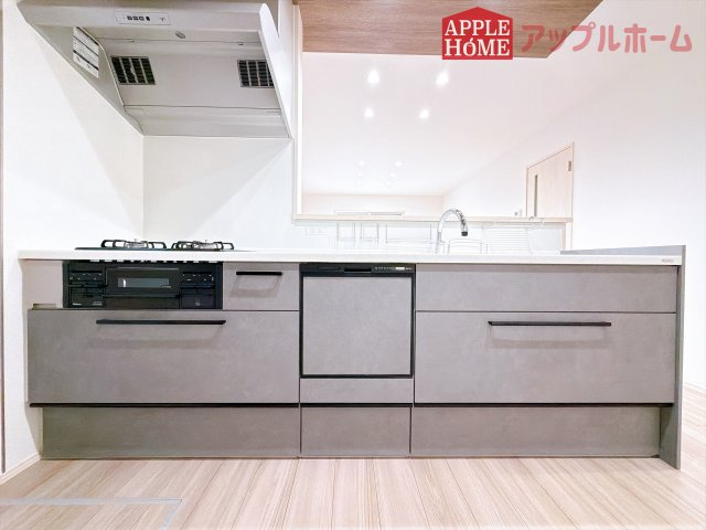 [新築住宅] 坂戸市片柳 3期 全3区画のキッチン|キッチンから部屋中が見守れるので、小さなお子様がいるご家庭でも安心です。シンプル×ナチュラルな温かい空間は、どんなスタイルの家具も合わせやすいお部屋です。