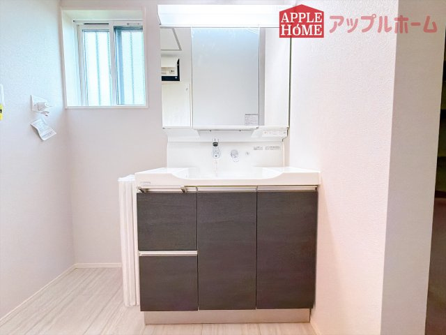 [新築住宅] 坂戸市片柳 3期 全3区画の独立洗面台|鏡の裏に歯ブラシや化粧水、整髪料など小物を隠して収納でき、生活感を出さずに綺麗な空間に保てます。また、左右の鏡を動かすことで横や後ろ向きの姿をチェックできるのも嬉しいポイントです♪