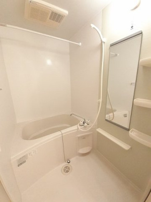 【浴室】 | トゥールコネッサンス | コンパクトで使いやすいお風呂です