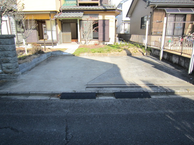 熊谷市日向貸家の駐車場