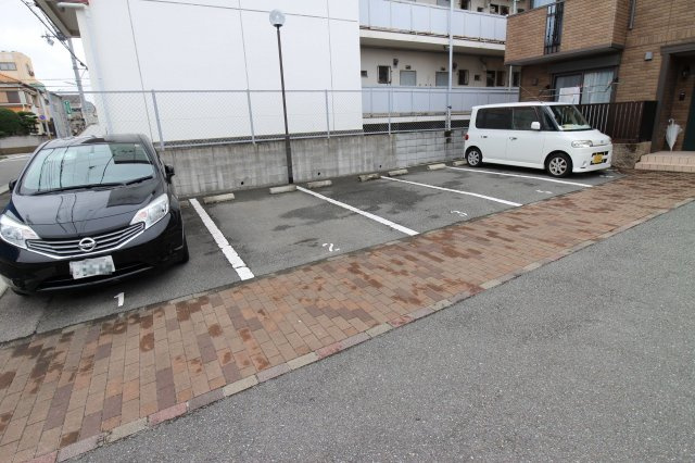 クレサンの駐車場
