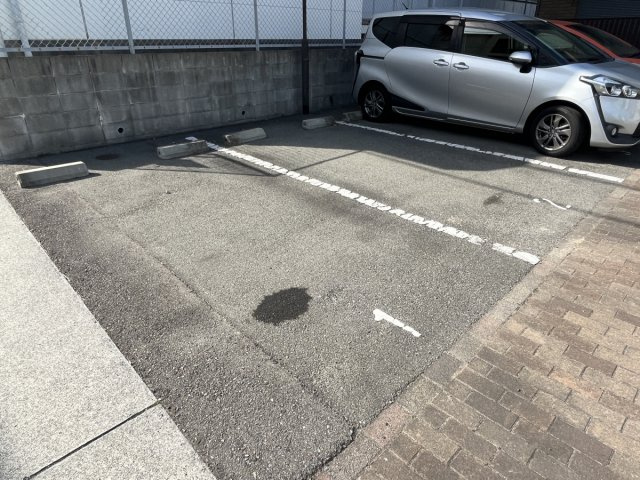 クレサンの駐車場