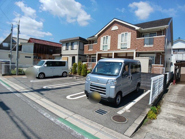 ミルト　田中元の駐車場