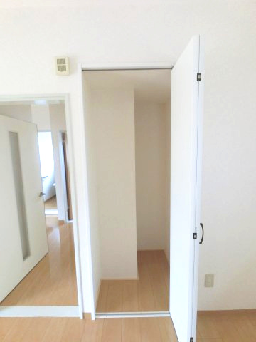 みやき町大字中津隈　３LDKの収納|階段下収納　お掃除道具入れに便利です。