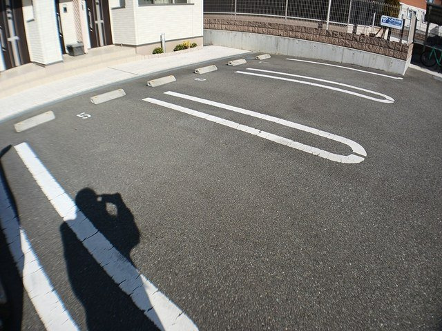 エヴィメリアⅡの駐車場