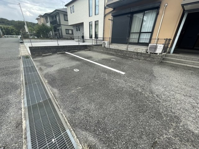 リンディー西神戸の駐車場