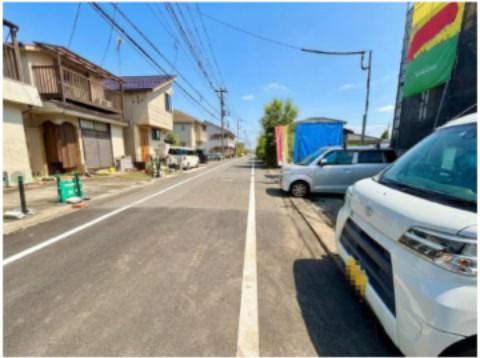羽村市小作台５丁目の新築一戸建の前面道路含む現地写真|6mの幅員がありますので、運転の苦手な方も安心して駐車していただけます。