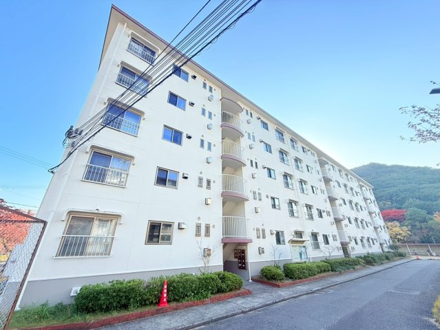 高倉台１０団地４4号棟の外観