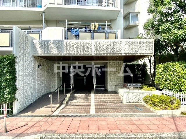 北千住スカイハイツのエントランス|【エントランス】マンションのエントランスは、その物件の印象を決める、顔とも言える場所です。毎日通る場所ですからきれいなのが一番です。エントランス内はオートロックですので暮らしの安全も確保されています。