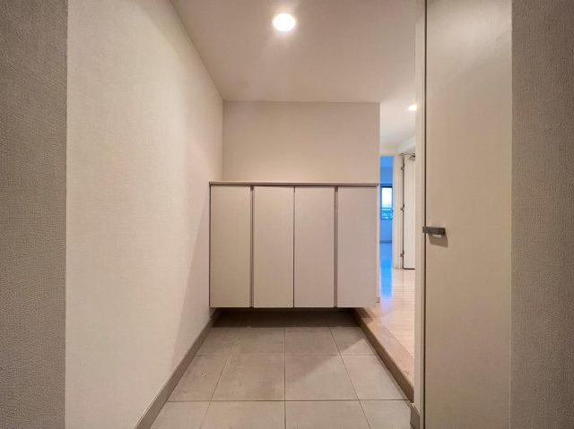 クロスレジデンス大阪新町の玄関