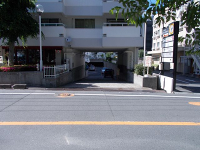 【駐車場】 | 南千里ローズヴィラ | 駐車場出入口