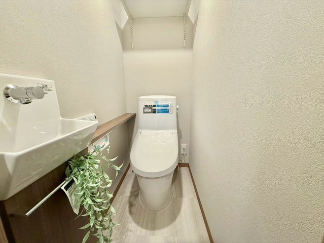 麻布コーポラスのトイレ|白を基調に、飽きのこない空間は質感豊かな仕上がり。

現地ご見学希望・資料請求などお気軽にお問い合わせ下さい！
03-5990-5201