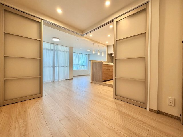 麻布コーポラスの洋室|リビング横の居室はリビングルームと一体に使用して15.5帖の広々リビングに！

現地ご見学希望・資料請求などお気軽にお問い合わせ下さい！
03-5990-5201