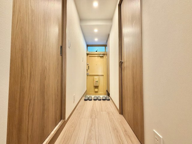 麻布コーポラスの玄関|住む人や訪れる人を心地よく迎え入れてくれる玄関。

現地ご見学希望・資料請求などお気軽にお問い合わせ下さい！
03-5990-5201