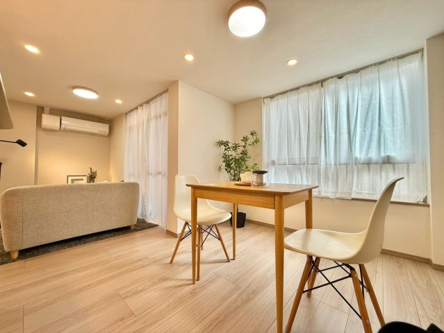 麻布コーポラスの居間・リビング|のびやかに広がるリビングは、一年を通して爽やかな光と風に癒される家族のなごみ空間。

現地ご見学希望・資料請求などお気軽にお問い合わせ下さい！
03-5990-5201