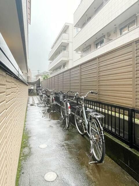ソレイユ氷川台の駐車場