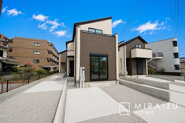 【外観】 | 青く澄み渡った綺麗な空と、陽の光をたっぷりと受ける、そんな新築住宅で新生活をスタートしてみませんか？見学・ご相談等、ミライズホーム(株)までお気軽にご連絡下さい。