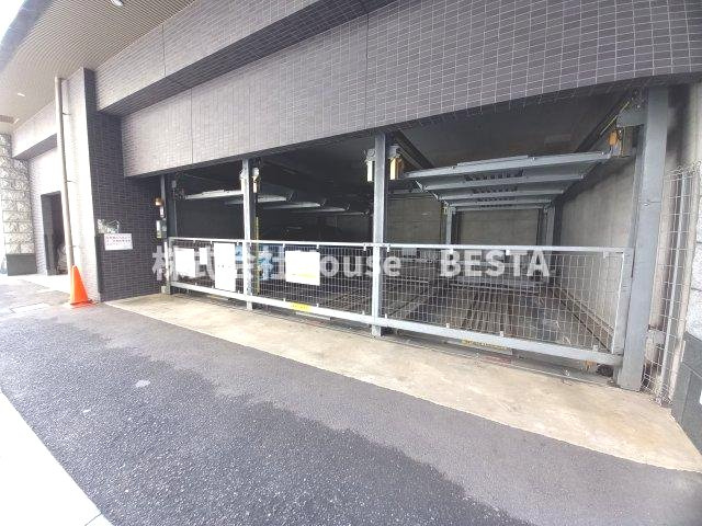 プレサンス新神戸駅前の駐車場
