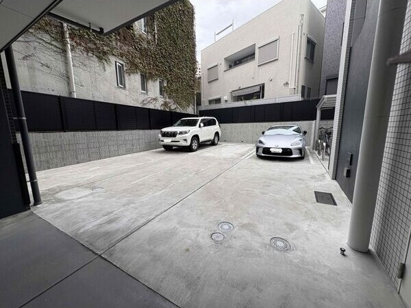 シーズンフラッツ千種の駐車場