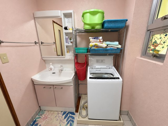 豊見城市饒波 中古戸建ての脱衣所|室内洗濯機置き場