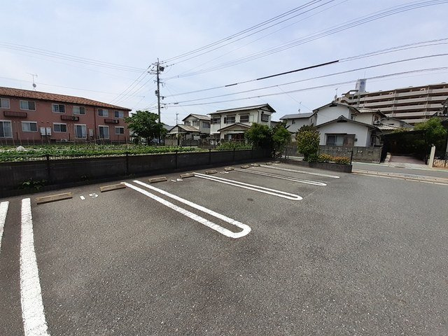 パイングローヴヒルズＣの駐車場|カースペースがあります
