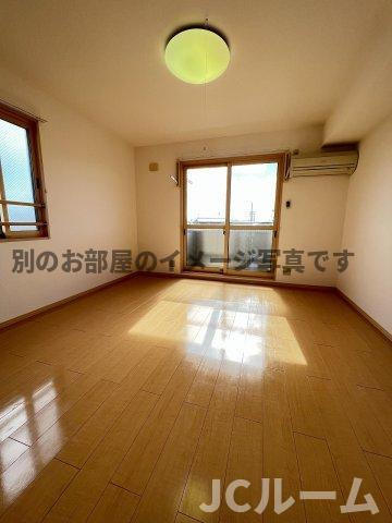 I markの居間・リビング|同建物内、同間取りの別の部屋の写真です