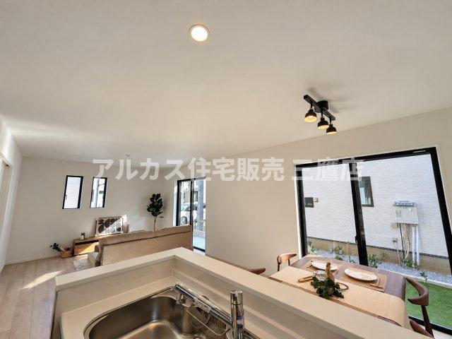 国分寺市北町3丁目　西武国分寺線　鷹の台駅　新築戸建のキッチン|リビングや外の風景を眺めながら作業ができる開放的なキッチン。手元を程よく隠せるカウンター仕様です。※※家具や調度品は販売対象外です。 