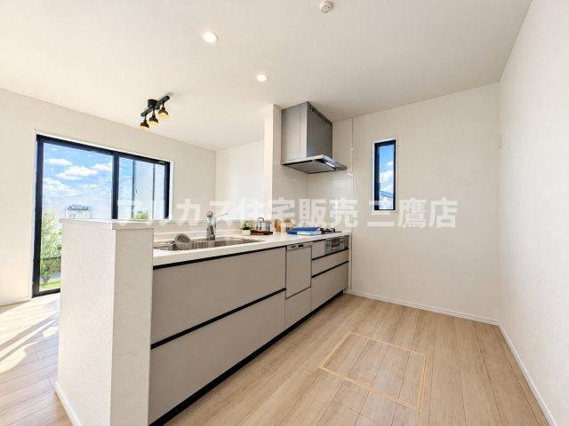国分寺市北町3丁目　西武国分寺線　鷹の台駅　新築戸建のキッチン|足元までたっぷり入る引き出し収納を備えたシステムキッチン。背面スペースもゆとりがあり移動もスムーズです。※※家具や調度品は販売対象外です。