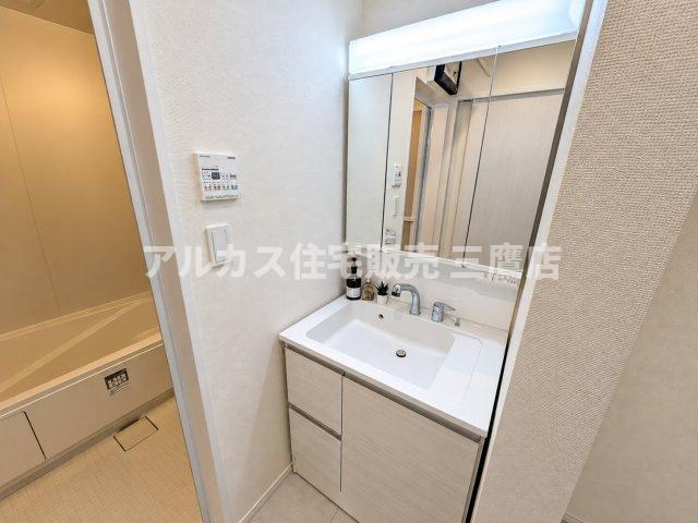 国分寺市北町3丁目　西武国分寺線　鷹の台駅　新築戸建の独立洗面台|白を基調とした清潔感のある三面鏡付き洗面化粧台。身支度用品をしまえる棚や足元収納を備えています。