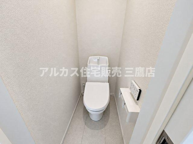 国分寺市北町3丁目　西武国分寺線　鷹の台駅　新築戸建のトイレ|温水洗浄便座付きの快適なトイレ。2連のペーパーホルダーや手洗いタンクが配置され、日常使いに便利です。   