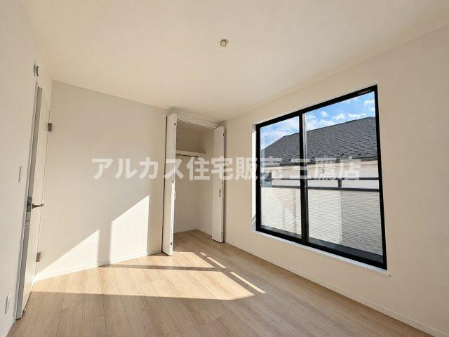 国分寺市北町3丁目　西武国分寺線　鷹の台駅　新築戸建の洋室|バルコニーへ出られる大きな窓を備えた洋室。クローゼット付きで、衣類や荷物もすっきり収納できます。