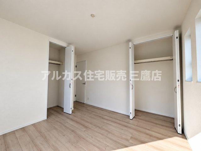 国分寺市北町3丁目　西武国分寺線　鷹の台駅　新築戸建の洋室|クローゼットが2か所に配置された洋室。ご家族で収納スペースを分けたり、用途別に整理整頓できて重宝します。