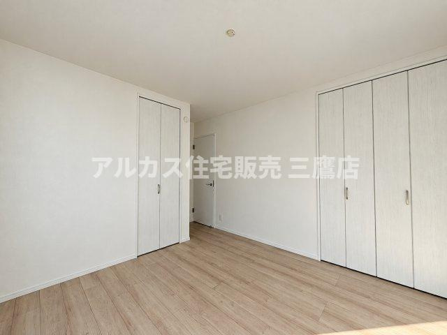 国分寺市北町3丁目　西武国分寺線　鷹の台駅　新築戸建の洋室|壁面にクローゼットを備えた使いやすい洋室。木目調の床と白のクロスが明るく優しい室内を演出します。