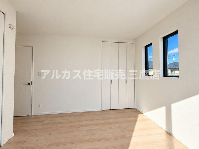 国分寺市北町3丁目　西武国分寺線　鷹の台駅　新築戸建の洋室|2面から光が差し込む明るい洋室。折れ戸式のクローゼットを備えており、お部屋を広くお使いいただけます。