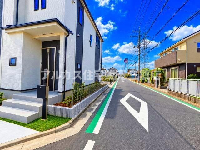 国分寺市北町3丁目　西武国分寺線　鷹の台駅　新築戸建の前面道路含む現地写真|グリーンラインで安全面に配慮されたきれいな前面道路。見通しが良くお車の出し入れもスムーズです。