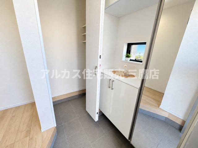 国分寺市北町3丁目　西武国分寺線　鷹の台駅　新築戸建の玄関|可動棚付きの収納を備えた機能的な玄関スペース。おでかけ用の小物から靴まですっきりと整頓していただけます。