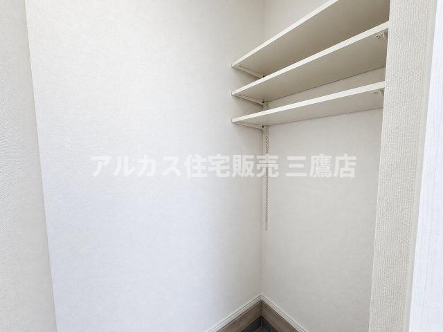 国分寺市北町3丁目　西武国分寺線　鷹の台駅　新築戸建の収納|靴はもちろん季節物のアイテムも収まる可動棚付き収納スペース。玄関周りを常にすっきりと保てます。