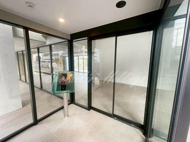 横浜市中区新山下２丁目の賃貸マンションのエントランス