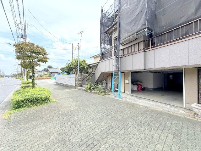あきる野市伊奈　中古戸建の前面道路含む現地写真