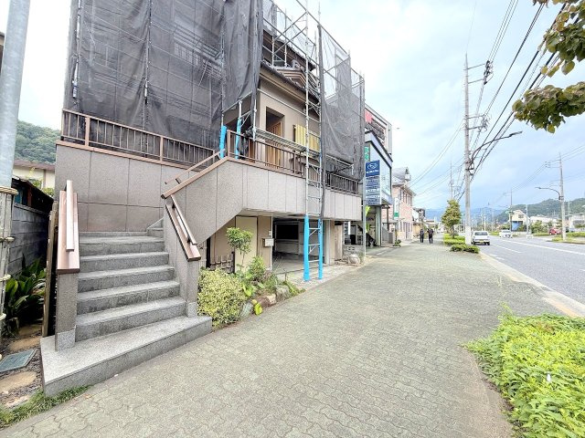 あきる野市伊奈　中古戸建の前面道路含む現地写真