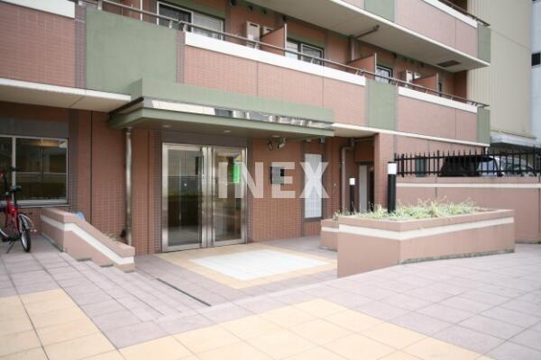 ライジングプレイス石川町のエントランス