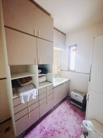 【中古戸建】伊勢崎市今泉町2丁目の独立洗面台|■洗面室｜大きな鏡で朝の身支度もラクラク♪毎日の忙しい準備が楽しくなる洗面所です(^^♪