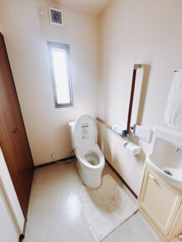 【中古戸建】伊勢崎市今泉町2丁目のトイレ|■トイレ｜白を基調としたトイレになってます♪窓付きなので常に綺麗を保てます♪