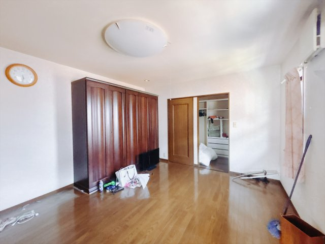 【中古戸建】伊勢崎市今泉町2丁目の洋室|■洋室｜お子様の一人部屋にピッタリな洋室。木のぬくもりを感じるフローリングは、天然木の味わいが時とともに深みを増していきます。また、傷にも強く、フリーワックスでお手入れもラクラクです♪