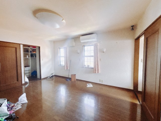【中古戸建】伊勢崎市今泉町2丁目の洋室|■洋室｜洋室には大きな窓をご用意しています。日中はあたたかな日差し差し込み自分時間も充実できますね＾＾