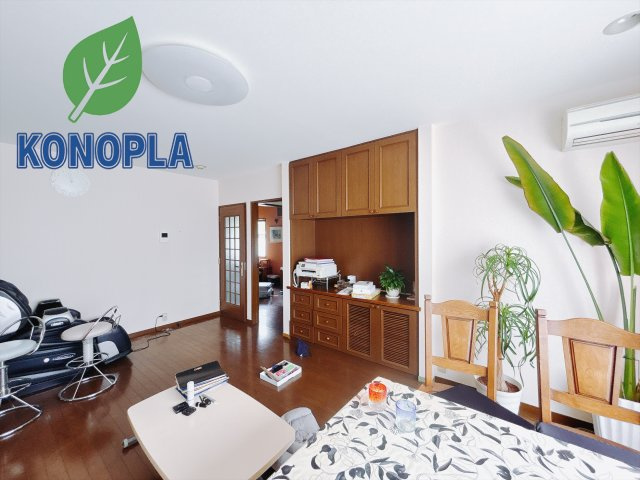 【中古戸建】伊勢崎市今泉町2丁目の居間・リビング|■リビング｜落ち着きのある表情を見せるリビングダイニング。太陽の光がたっぷり差し込むリビングは、自然とご家族が集まる居心地の良い空間です。
