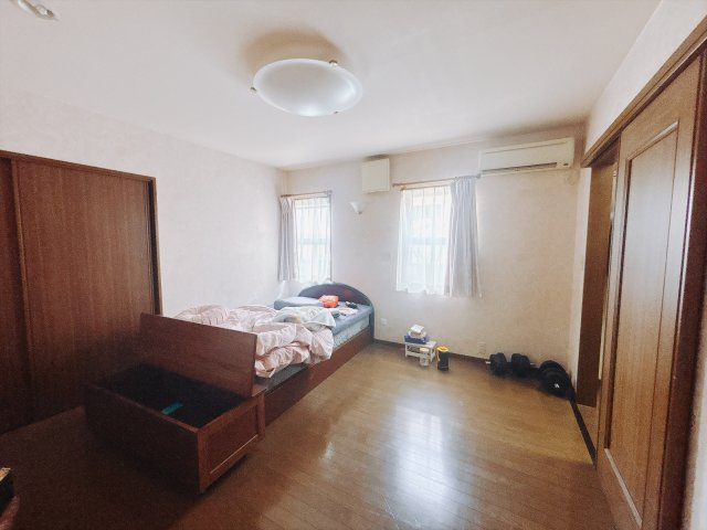 【中古戸建】伊勢崎市今泉町2丁目の洋室|■洋室｜大きな窓がついています♪陽光たっぷり差し込む空間ライフはいかがですか？