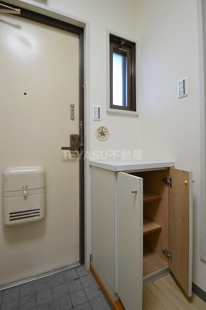 広島市西区東観音町の賃貸マンションの玄関
