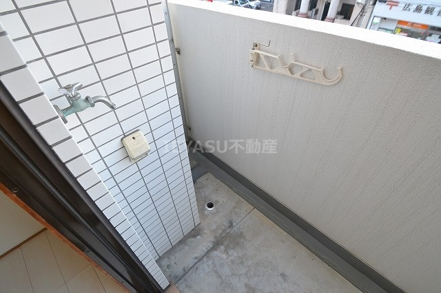 広島市西区東観音町の賃貸マンションのバルコニー